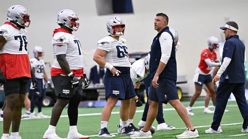 Patriots head coach Mike Vrabel and the offensive line