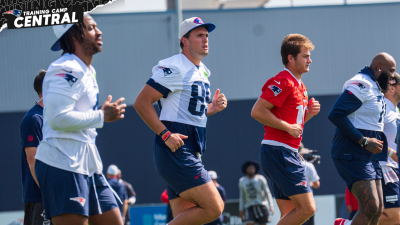 Patriots quarterback Drake Maye and tight end Hunter Henry