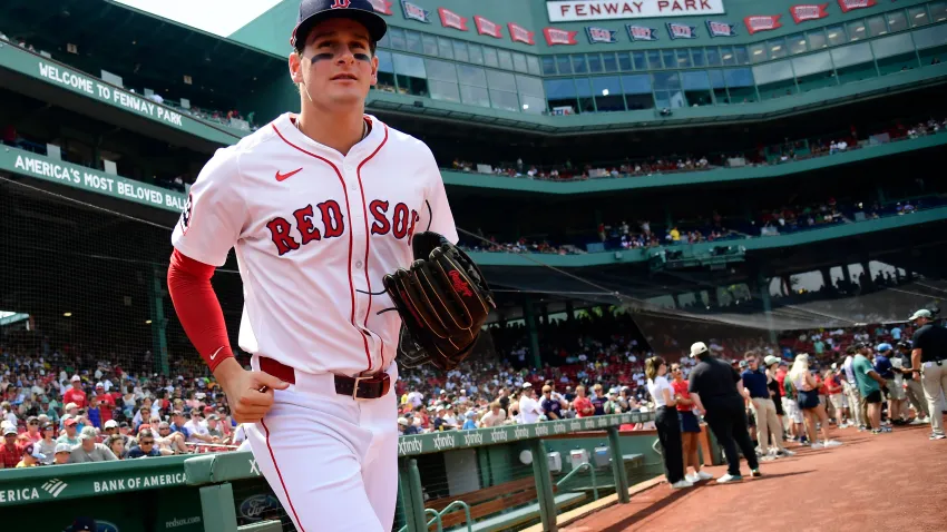 Aug 17, 2025; Boston, Massachusetts, USA; Boston Red Sox left fielder Roman Anthony (19) runs onto the field for warmups prior to a game against the Miami Marlins at Fenway Park. Mandatory Credit: Bob DeChiara-Imagn Images