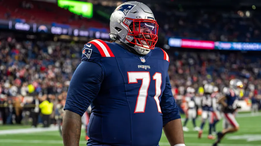 Patriots offensive guard Mike Onwenu