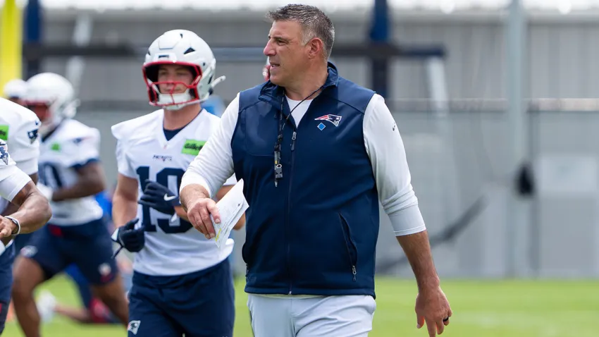 Patriots head coach Mike Vrabel