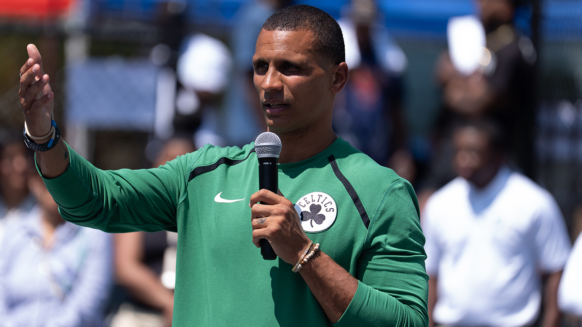 Joe Mazzulla is logging the miles to earn Celtics players' trust