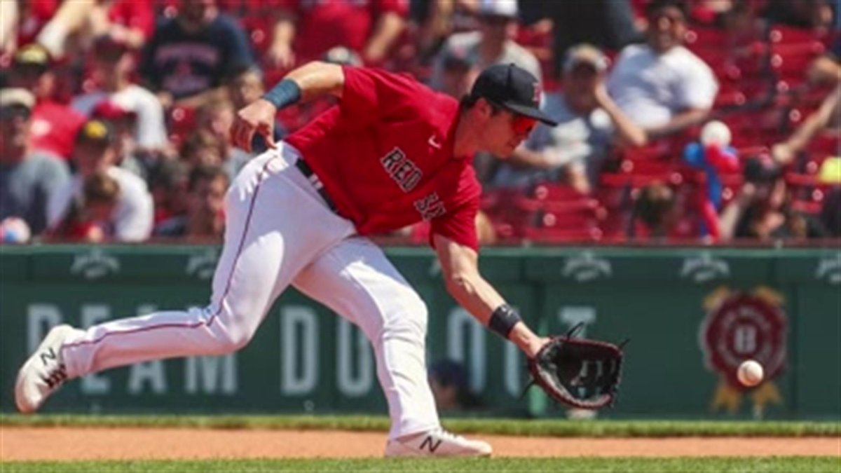 Red Sox: Mike Lowell talks about Rafael Devers' third base defense